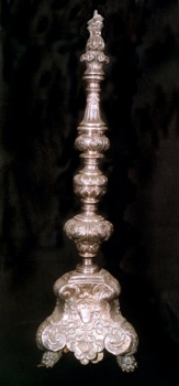 E_B0177A.jpg - Bottega palermitana, Base di croce con stemma vescovile 1/5, argento lavorato a sbalzo, 1726.