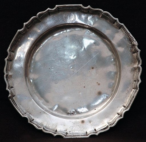 9HT0060a.jpg - Bottega palermitana, Piatto, argento sbalzato e inciso, sec. XVIII.