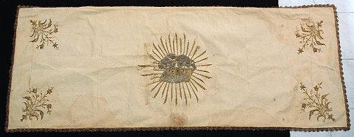 9HT0084A.jpg - Manifattura siciliana, Velo omerale, raso di seta ricamata in fili di argento ed oro, sec. XVII.