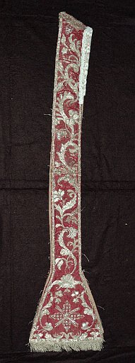 9HT0092A.jpg - Manifattura siciliana, Stola rossa, raso di seta ricamato in fili di argento, sec. XVIII.