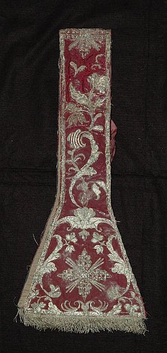 9HT0095A.jpg - Manifattura siciliana, Manipolo rosso, raso di seta ricamato in fili di argento, sec. XVIII.