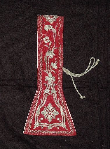 9HT0097A.jpg - Manifattura siciliana, Manipolo rosso, raso di seta ricamato in fili di argento, sec. XVIII.