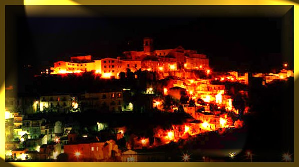 Panorama notturno della cittadina di Patti